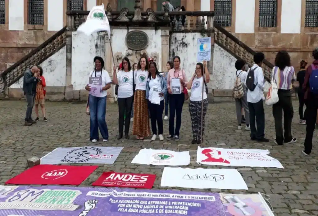 Nas manifestações em Ouro Preto, moradoras de localidades atingidas pelo rejeito de Fundão reclamam da falta de reparação