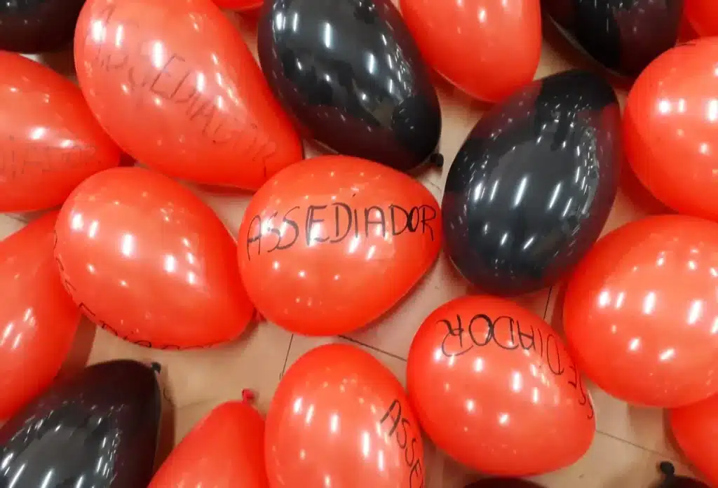 Balões vermelhos, com a inscrição "Assediador" e pretos foram utilizados, nas manifestações em Ouro Preto, para simbolizar a denúncia contra professores