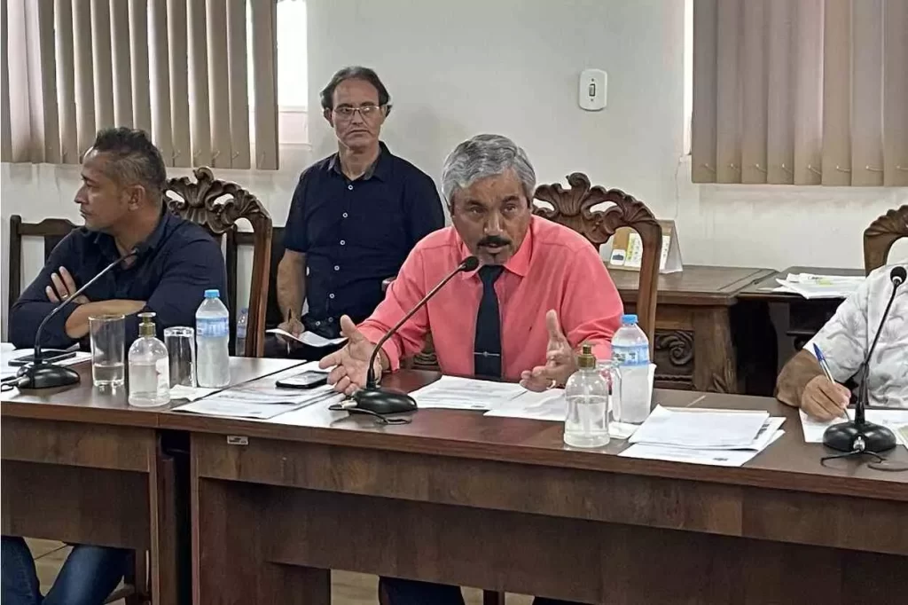 Corjesu Quirino, Procurador Jurídico da Câmara, explica aos vereadores a situação criada pela aprovação da emenda aoprojeto de resolução