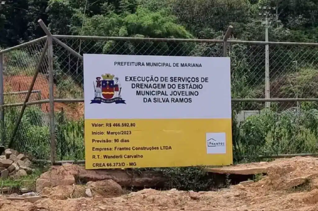 Placa instalada no campo de Cachoeira do Brumado indica o prazo de 90 dias para conclusão das obras