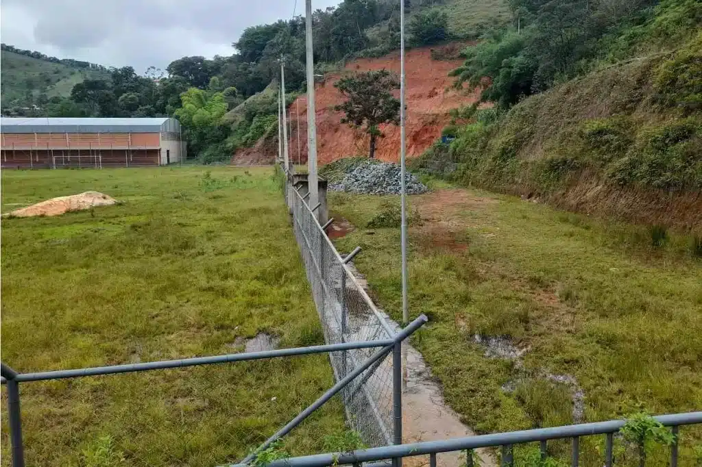 Pedras que deveriam ser utilizadas na complementação do gabião de contenção do barranco localizado ao lado do campo de Cacheira do Brumado