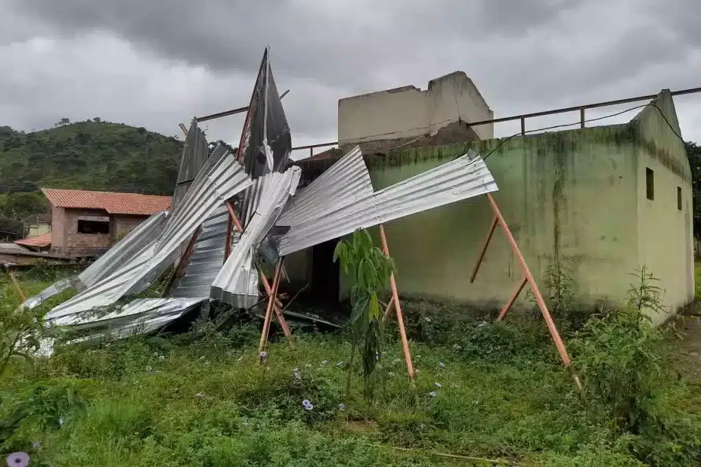 O tehado do vestiário do campo de Cachoeira do Brumado foi completamente destruído durante um vendval