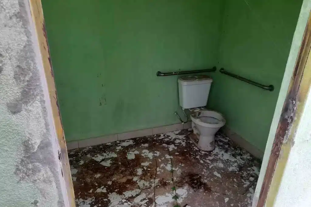 Abandonado, o vestiário vem sendo alvo de depredações