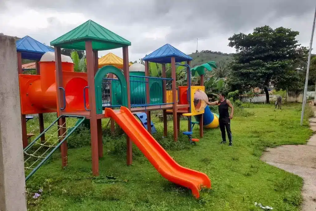 Parquinho instalado em 2021 encontra-se abandonado e sem manutenção