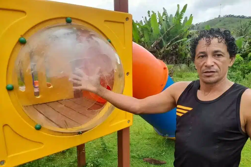 Equipamento do parquinho instalado aolado do campo de Cachoeira do Brumado foi danificado pela queda de uma árvore