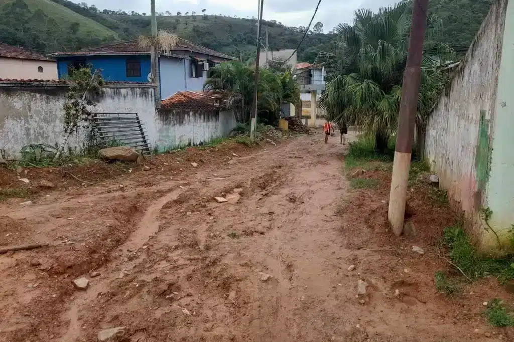 Acesso ao Estádio Jovelino Ramos, sem calçamento ousistema de coleta de água de chuva