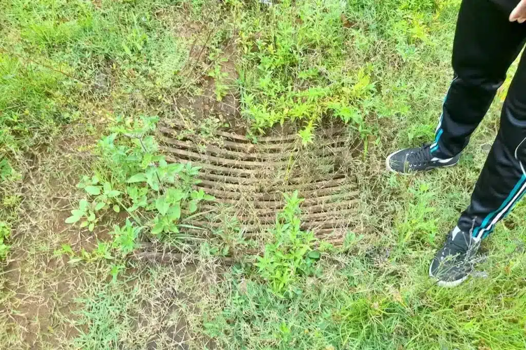 Sistema de escoamento de águas pluviais, no perímetro externo do campo,, precisa de manutenção e complementação