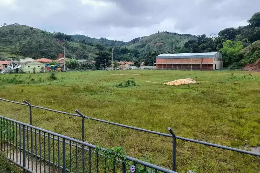 Vista geral da situação do estádio de Cachoeira do Brumado, com obras paralisadas desde 2020.
