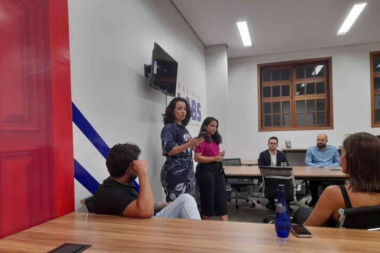 Izabela Pereira, analista de relacionamento institucional da Fundação Renova, abriu o encontro de apresentação do Fundo Diversifica Mariana