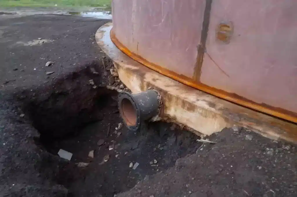 Detalhe do tubo de saída de água de um dos reservatórios instalados no bairro Rosário, ainda sem interligação com a rede de abastecimento