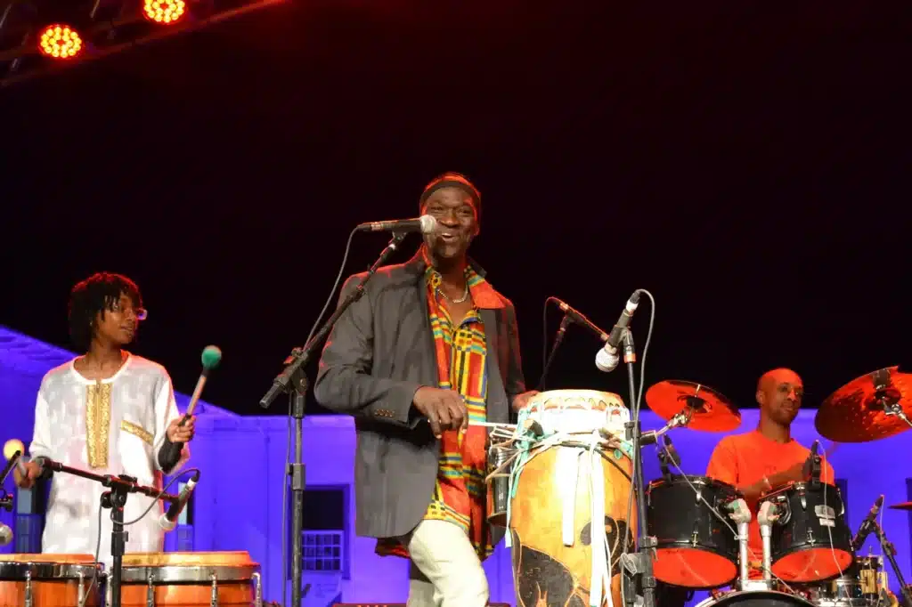 A diversidade musical do Festival Conexão, incluiu a apresentação do grupo senegalês African Beat