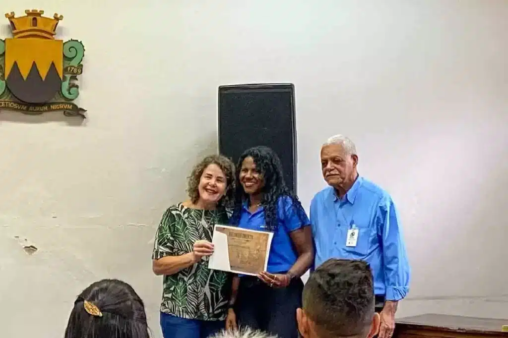 Vice-prefeita, Regina Braga, entrega certificado à representante de uma das empresas homenageadas