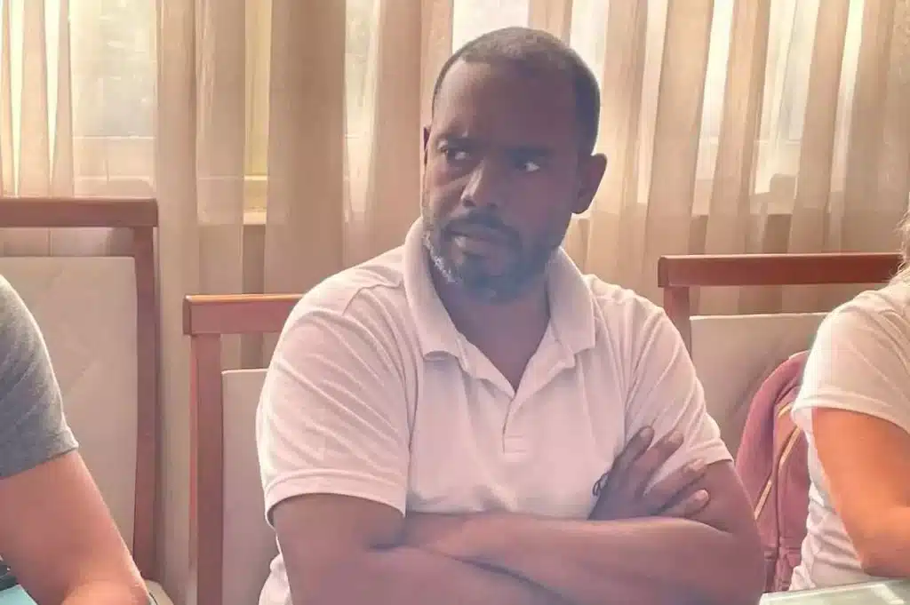 Cassiano Sabino, vice-presidente da Federação das Associações de Moradores de Mariana, ouve a explanação do prefeito interino, durante encontro realizado quinta-feira, 23 de março