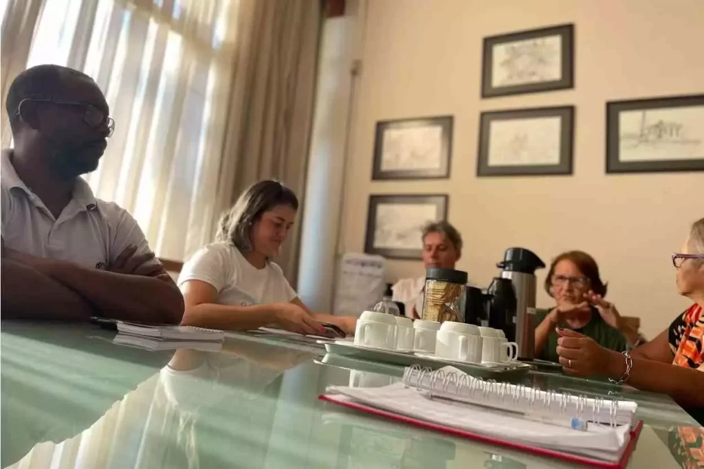 Representantes das Associações e o vereador Zezinho Salete (ao fundo),debatendo com Edson Agostinho as demandas das associações de moradores do município de Mariana