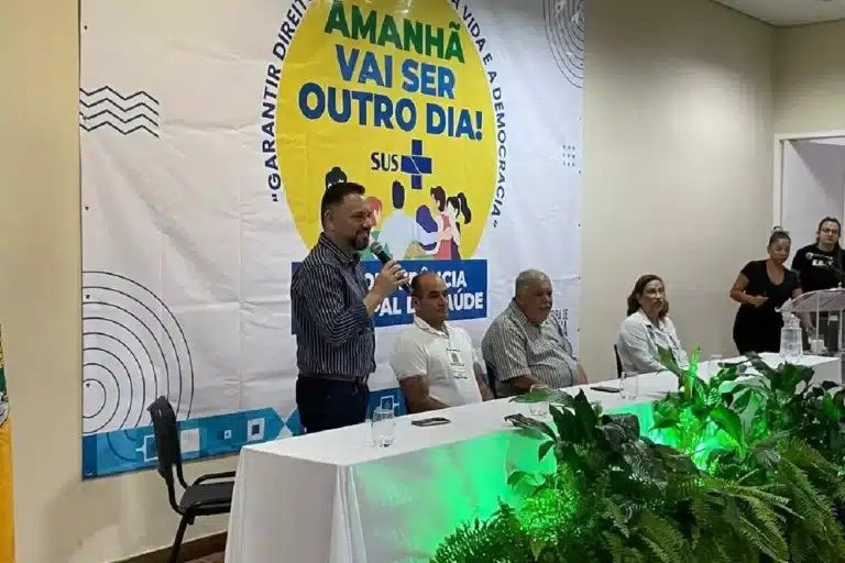Jonatha Chaves discursa durante a abertura da 14ª Conferência Municipal da Saúde, tendo ao lado o presidente da Câmara e o prefeito interino de Mariana