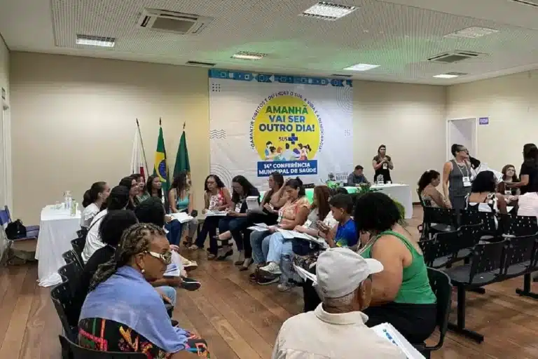 Grupo reunido para discussão de propostas