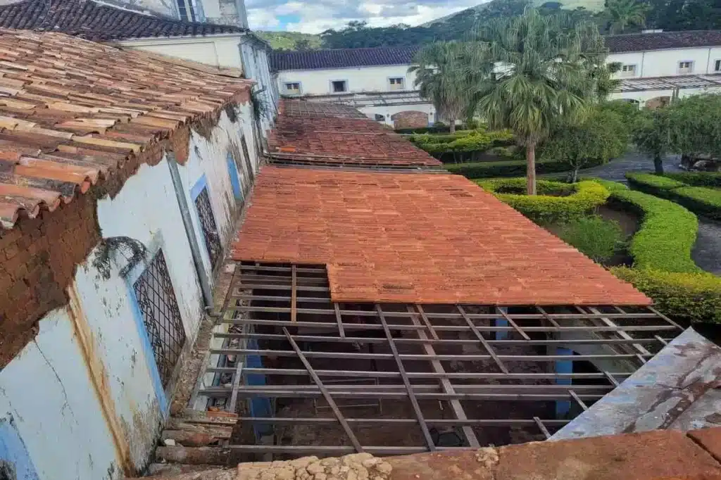 Telhado do prédio principal do Colégio Dom Bosco, em reforma desde agosto de 2022