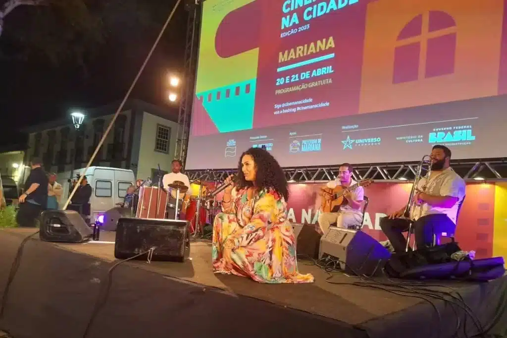 Silvia Gomes fechou a programação do Cinema na Cidade, nessa sexta-feira (20), no Jardim de Mariana