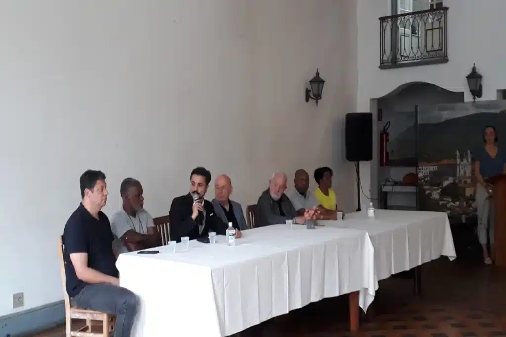 Mesa da cerimônia que oficializou o PADE como política pública em Ouro Preto