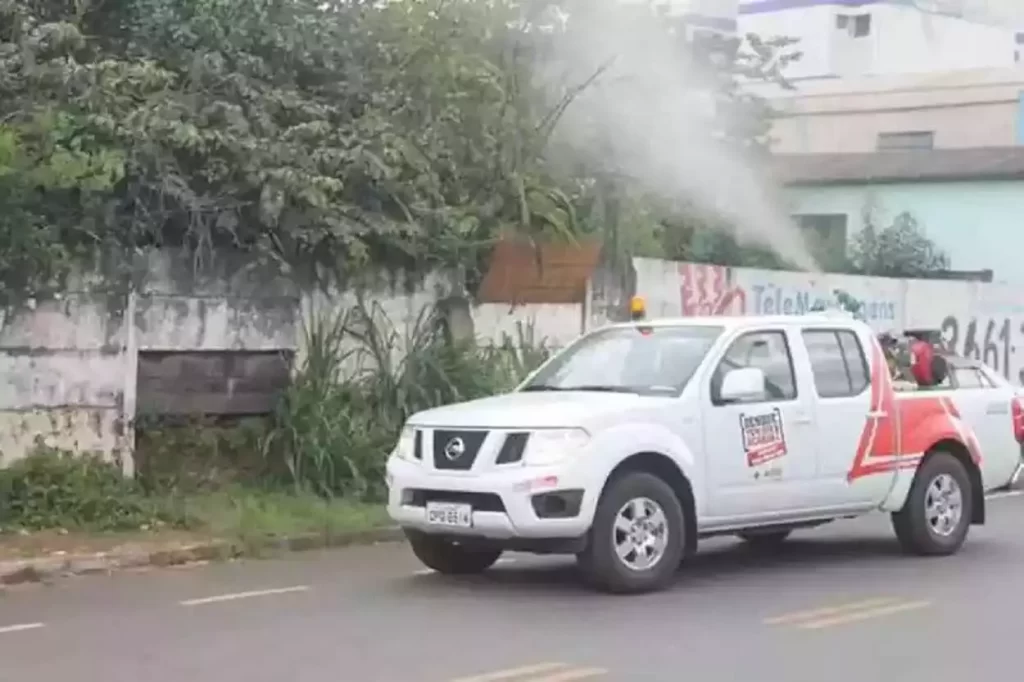 Carro fumacê, utilizado no combate à proliferação do Aedes Aegypti