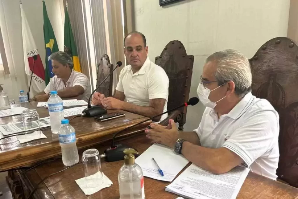 FErnando Sampaio (centro), Marcelo Macedo (esquerda) e Zezinho Salete, durante reunião da Câmara que discutiu a questão da evasão de estudantes da UFOP