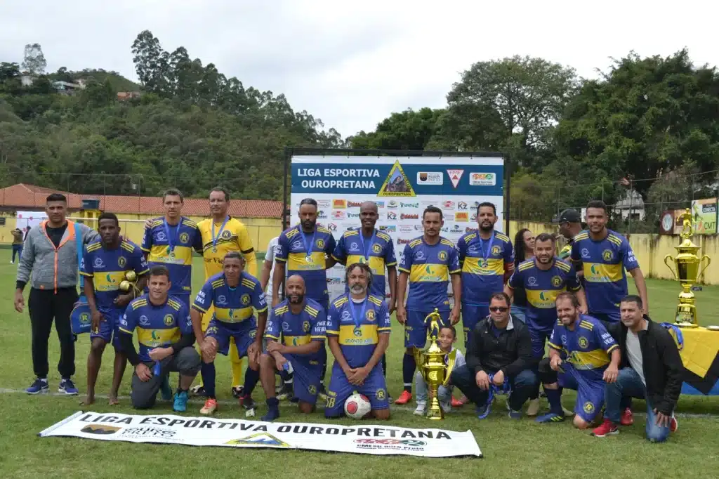 Mesmo derrotada nos pênaltis, equipe do Real Master enalteceu a vitória do adversário e posou, orgulhosamente, com o troféu e as medalhas