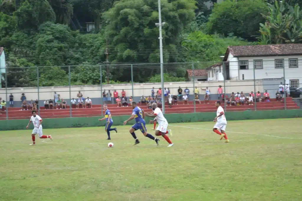 Jogando de branco, o representante de Ponte Nova precisava reverter uma diferença de 3 gols para chegar à final da Copa LEO