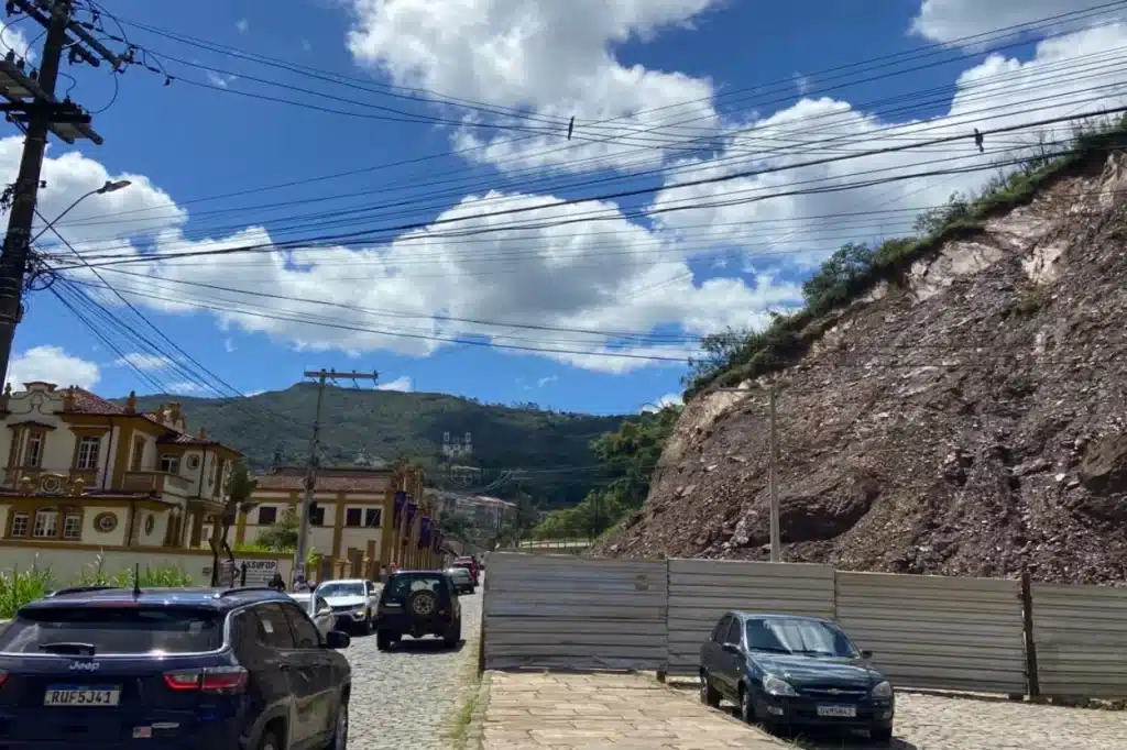Congestionamento de veículos devido à interdição parcial ao trânsito, nas proximidades do Morro da Forca