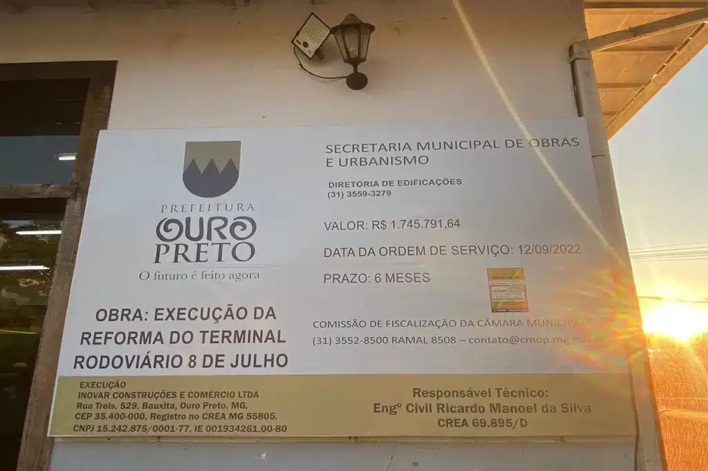 Placa informativa sobre reforma na rodoviária de Ouro Preto