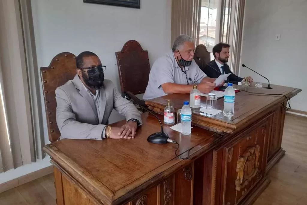 No dia de sua posse como prefeito interino, Ronaldo Bento ocupou uma das cadeiras da Mesa Diretora da Câmara, tendo ao lado, coincidentemente, seu sucessor e seu antecessor no cargo