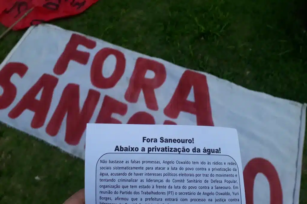 Faixa e abaixo assinado pedindo a retirada da Saneouro do município de Ouro Preto