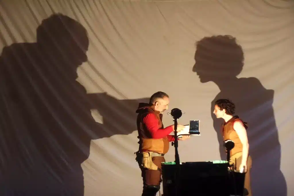 Grupo Lumbra apresentou o espetáculo de sombras “Criaturas da Literatura"