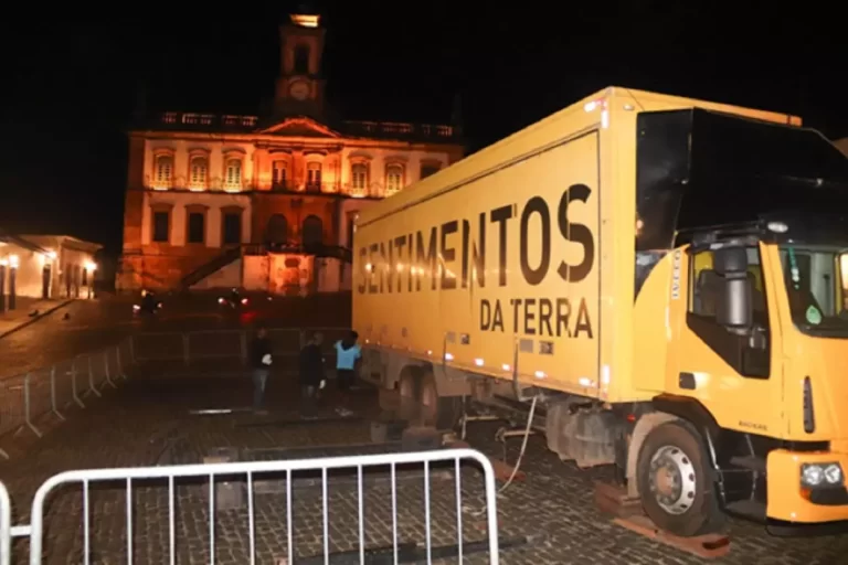 Carreta com exposição itinerante provocou alterações no trânsito do centro histórico