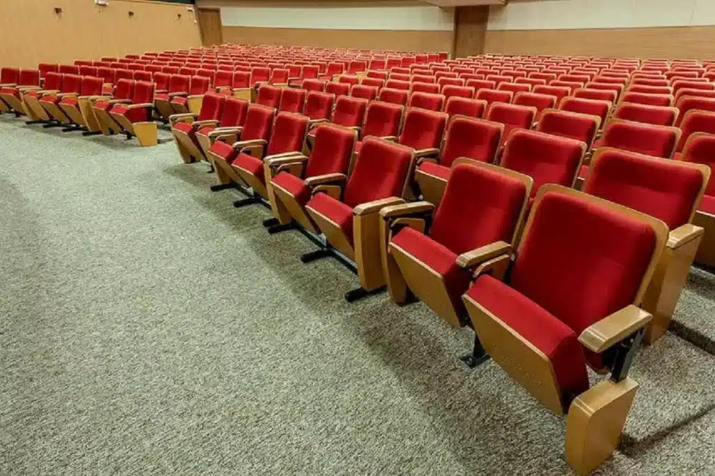 Auditório de teatro dotado de assentos especiais para pessoas obesas