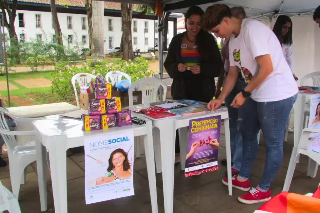 O coletivo "Mmães da Resistência" instalou tendas no Jardim para distribuição de itens de saúde íntima e conversas com participantes do evento