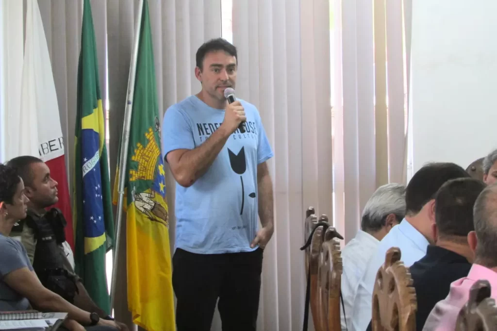 Helerson Freitas, representante dos diretores das escolas, fala aos vereadores durante a reunião realizada nessa segunda-feira (15)