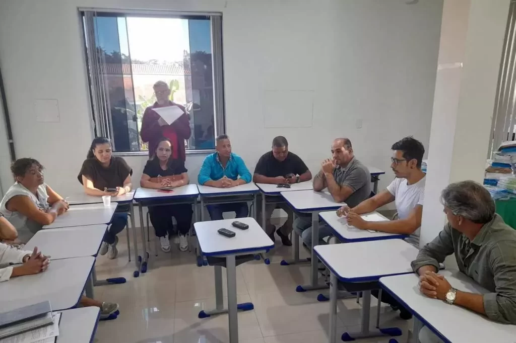 Reunião da comissão de acompanhamento, com a participação de vereadores e diretores de escolas