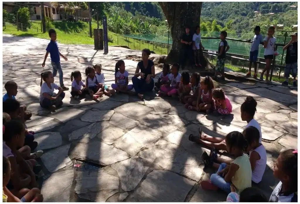 Crianças desenvolvem atividades em um espaço aberto, o que é uma das metas do programa de educação integrada