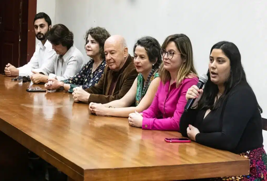 Mesa da cerimônia de sanção da lei da educação integrada não teve representantes do Legislativo ouro-pretano