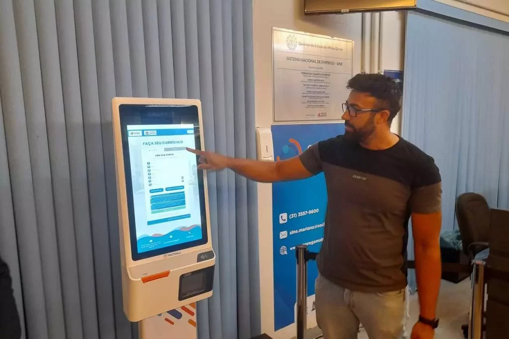 Gustavo Ribeiro, Coordenador do SINE em Mariana, fez a demonstração das funcionalidades do totem do sistema