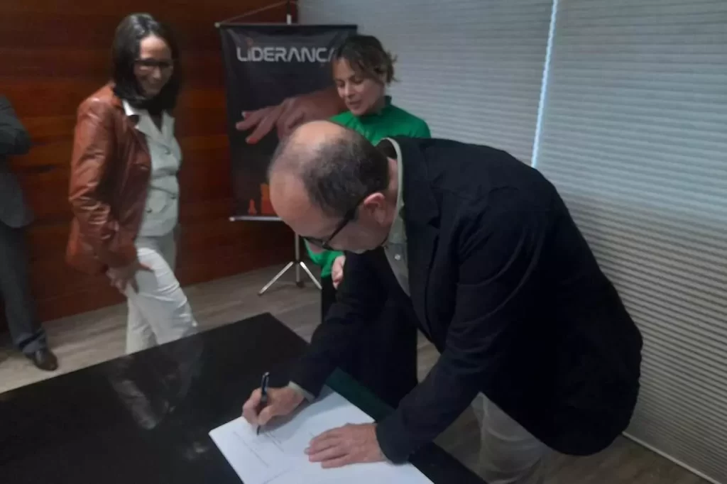 Representando o Grupo Liderança, Amarildo Pereira assinou o protocolo de intenções, juntamente com Katleen Nascimento e Bárbara Botega