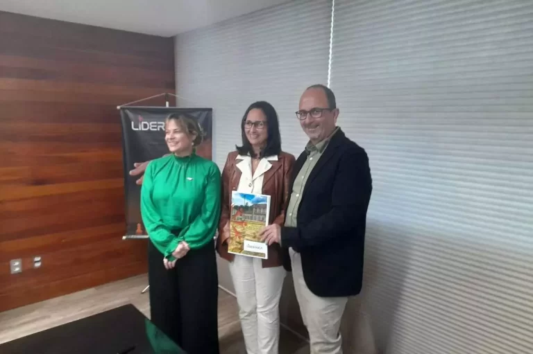 Da esquerda para a direita, Bárbara Botega (Invest Minas), Kathleen Nascimento (Governo de Minas Gerais) e Amarildo Pereira (Grupo Liderança), na cerimônia de assinatura do protocolo de intenções relativo ao empreendimento hoteleiro