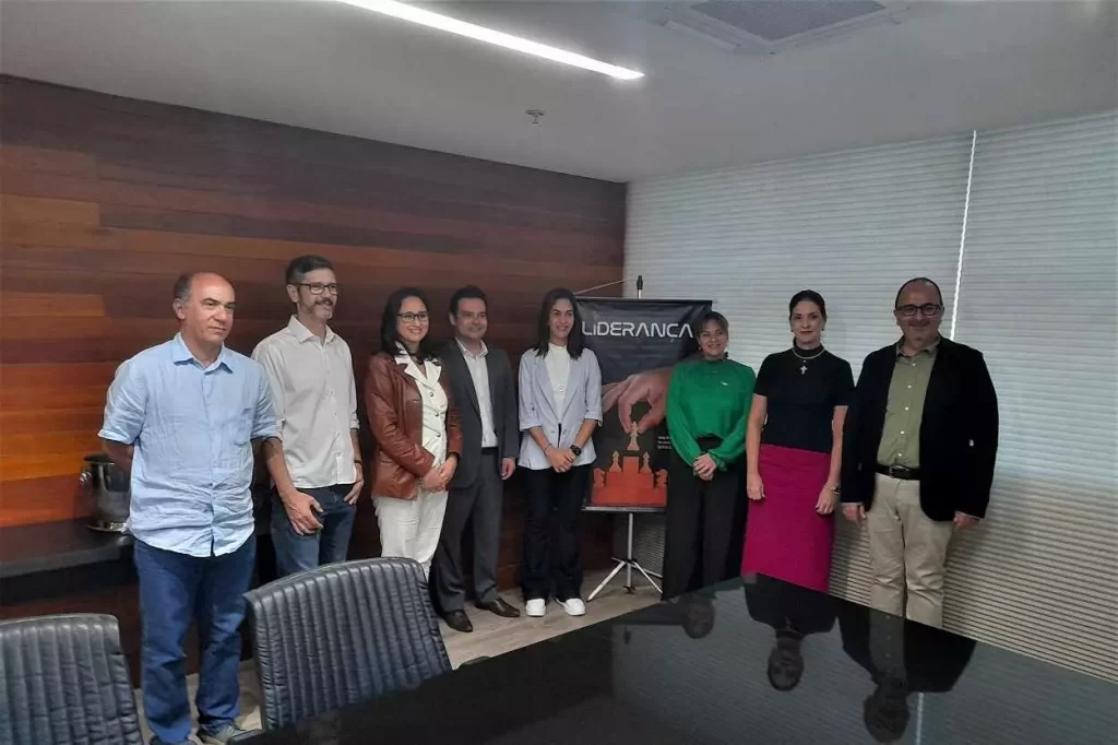 participantes do evento de assinatura do protocolo de intenções