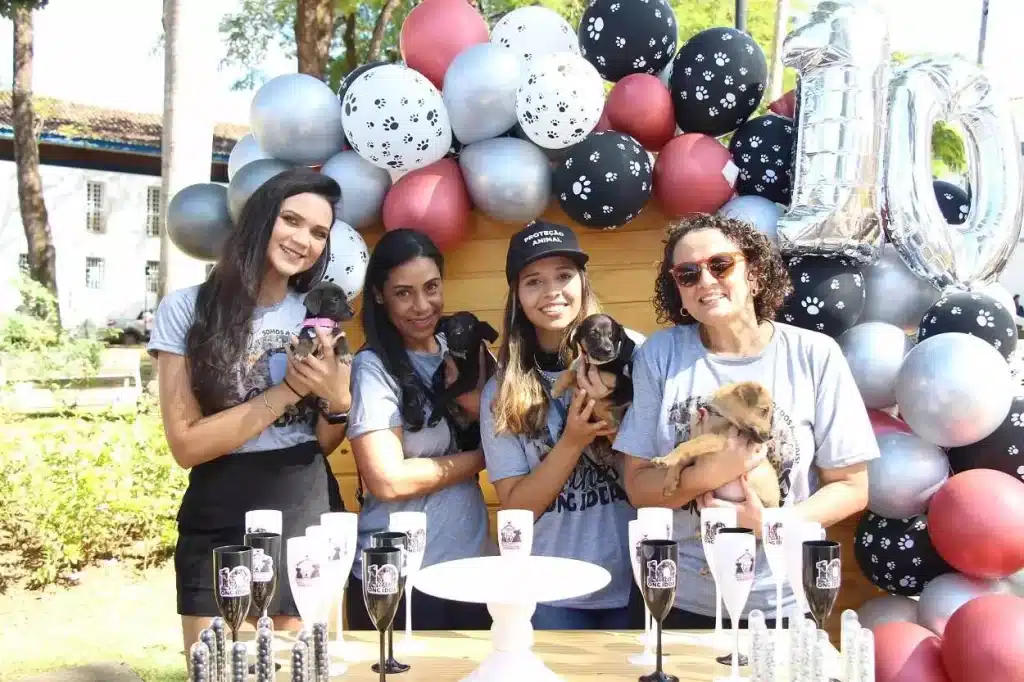 Além da comemoração do 10 anos do IDDA, também houve feira de adoção de cães e gatos no local