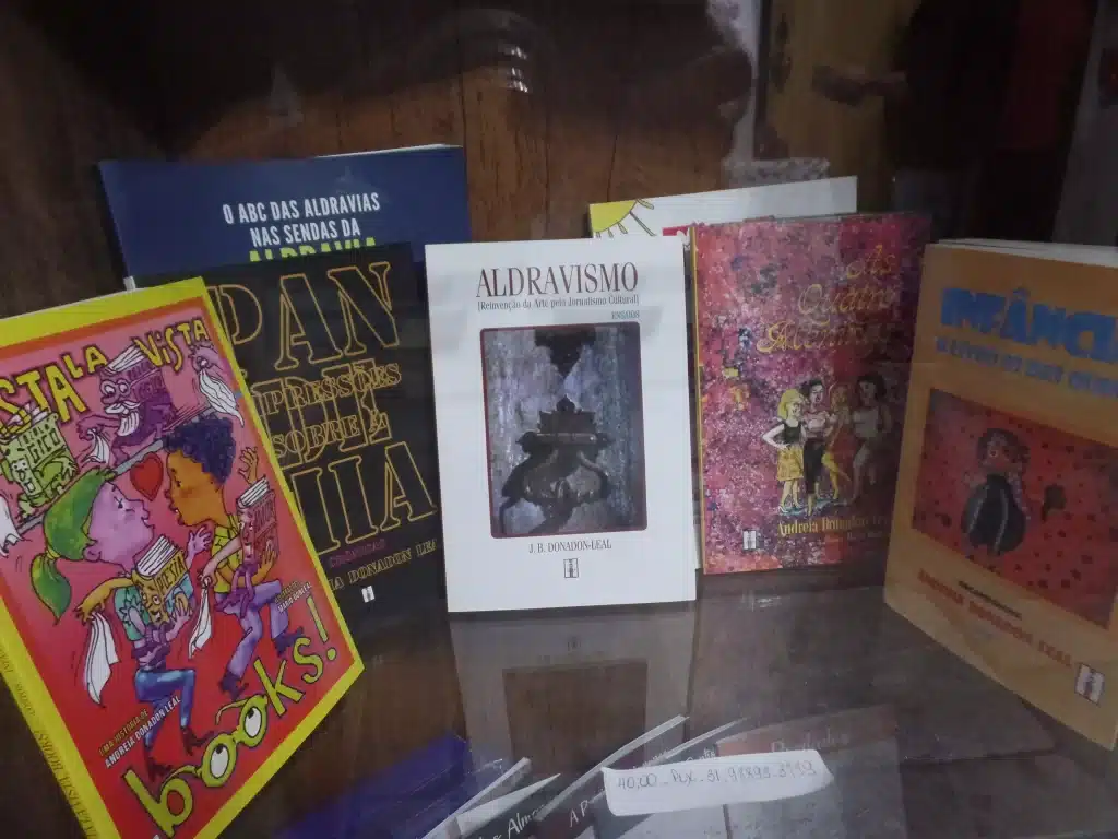 Livros expostos na Casa da Cultura dentre eles, publicações sobre o Aldravismo