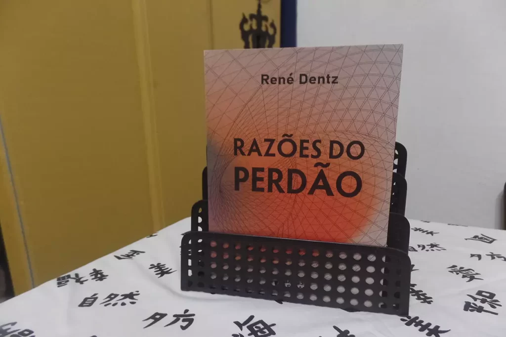 O livro de René Dentz, "Razões do Perdão", foi publicado pela editora Ideias e Letras