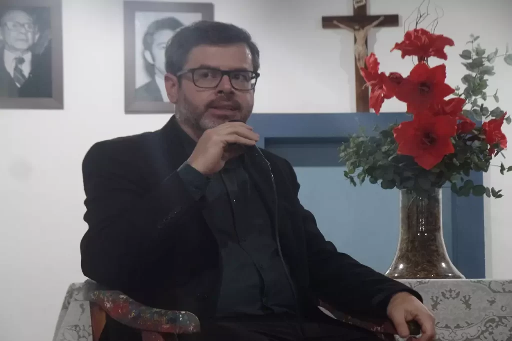 René Dentz, autor do livro "Razões do Perdão", falando sobre o tema na Academia Marianense de Letras