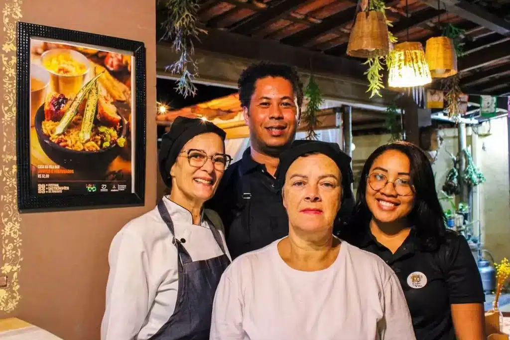 Carmen Maia (à esquerda) e equipe da Casa da Vila Bar