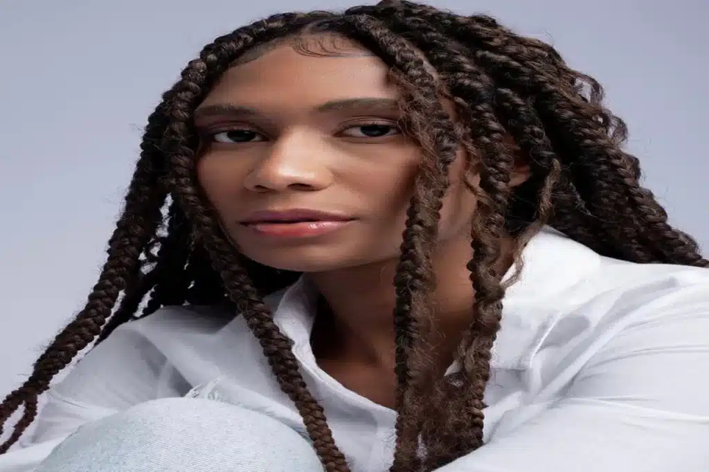 isalu obteve destaque por seus trabalhos como modelo fotográfica