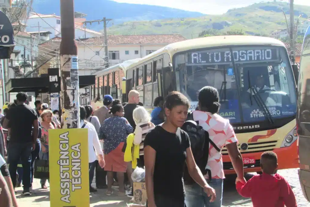 Pontos de ônibus da Praça Tancredo Neves atendem a várias linhas urbanas de Mariana